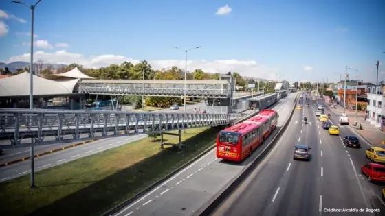 Lujoso-auto-chocó-contra-TransMilenio
