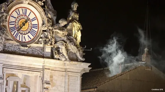 ¿Qué indica el humo negro y el humo blanco en el cónclave?