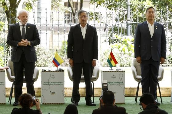 El presidente de Colombia, Gustavo Petro (c), el presidente de Brasil, Luiz Inácio Lula da Silva (i), y el presidente de Bolivia, Luis Arce 