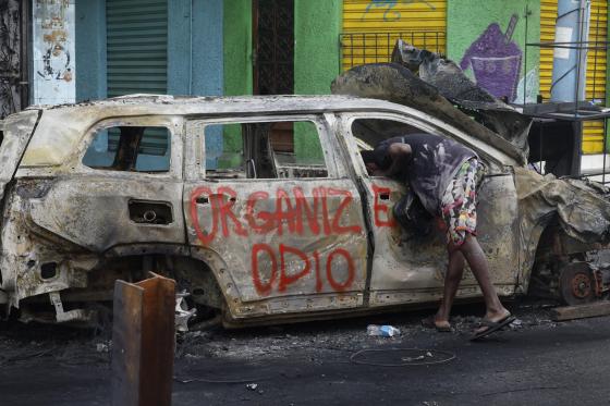 Fotografía de dos vehículos incinerados en una calle este miércoles, en Río de Janeiro (Brasil). 