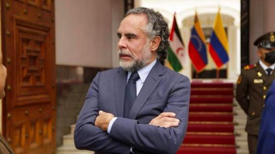 Armando Benedetti presentó un mapa con 104 municipios de Colombia con riesgo electoral por presencia armada y producción de cocaína.