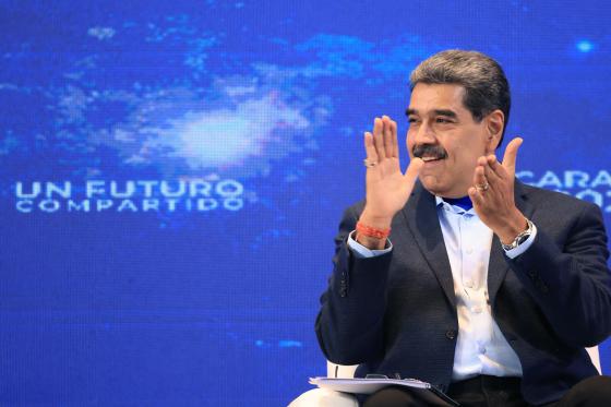 Fotografía cedida por el Palacio de Miraflores que muestra al presidente de Venezuela, Nicolás Maduro, reaccionar durante el Congreso Internacional Espacial este jueves, en Caracas (Venezuela).