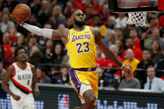 LeBron James cumple 41 años y no se cansa de romper records