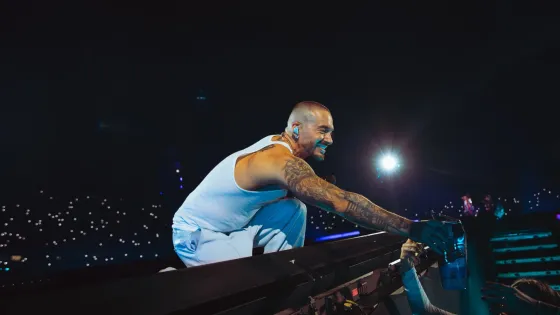 J Balvin durante un concierto en el estadio Atanasio Girardot de Medellín