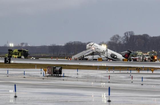  El Gobierno de Donald Trump y las autoridades de Nueva York lamentaron e hicieron frente este lunes a la emergencia tras la colisión ocurrida la noche del domingo en el aeropuerto neoyorquino de LaGuardia (Queens), que se ha cobrado la vida de dos pilotos y ha dejado decenas de heridos.