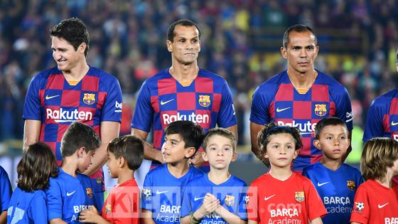 Así se vivió el partido entre las leyendas de Colombia y Barcelona en Bogotá.