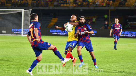 Así se vivió el partido entre las leyendas de Colombia y Barcelona en Bogotá.