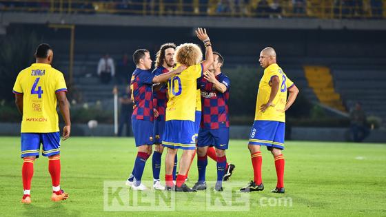 Así se vivió el partido entre las leyendas de Colombia y Barcelona en Bogotá.
