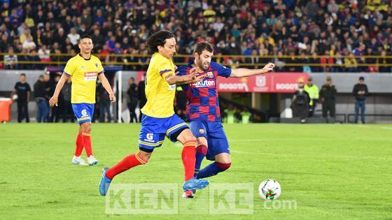 Así se vivió el partido entre las leyendas de Colombia y Barcelona en Bogotá.
