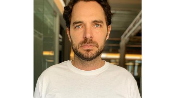Debuto en la televisión en la popular serie 'Padres e Hijos'.