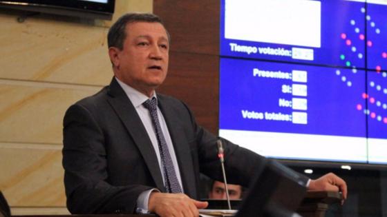 Ernesto Macías denuncia amenazas por impedir moción de censura a Mindefensa