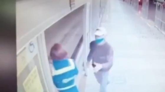 VIDEO | Atracan con puñal a taquillera de Transmilenio 