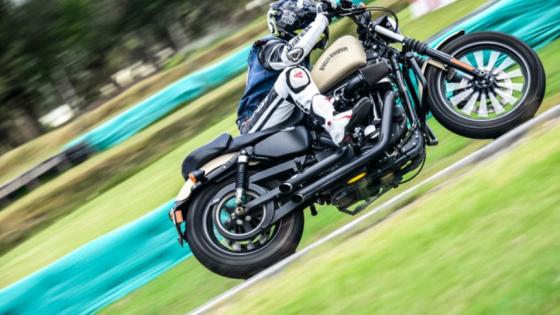 Piloto bogotano compite con moto de colección
