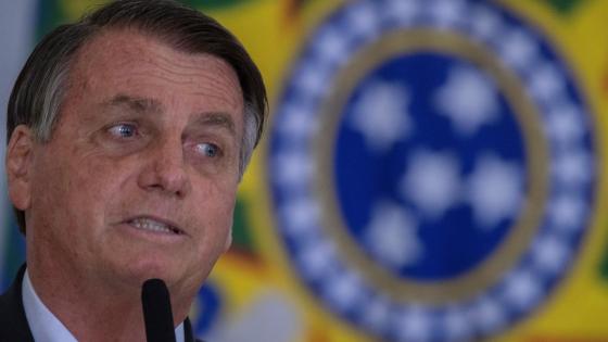 Bolsonaro dice que "falta un comandante" en Brasil para gestionar la pandemia.