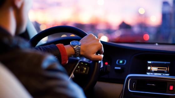 ¿En qué cambio se debe estacionar el auto?