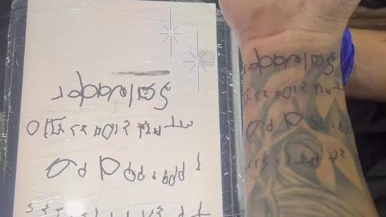 El tatuaje que Mateo Carvajal llevará de su hijo
