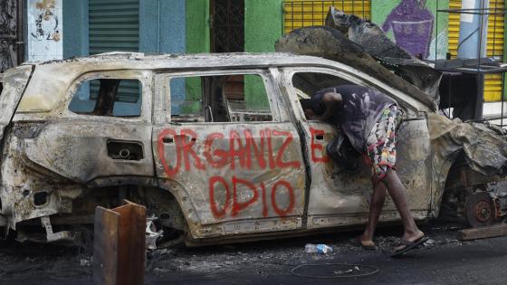 Fotografía de dos vehículos incinerados en una calle este miércoles, en Río de Janeiro (Brasil). 