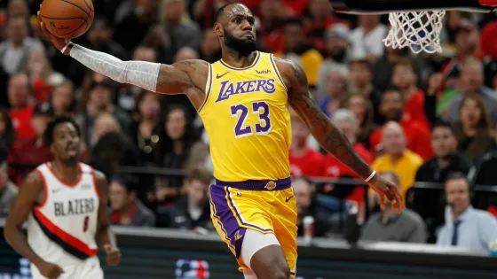 LeBron James cumple 41 años y no se cansa de romper records