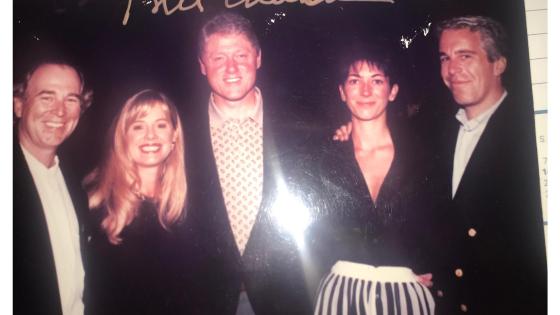 Fotografía sin fecha específica de toma publicada por los demócratas del Comité de Supervisión de la Cámara Baja (Oversight Dems) donde aparece Jeffrey Epstein (d), Ghislaine Maxwell (2d) y el expresidente Bill Clinton (c).