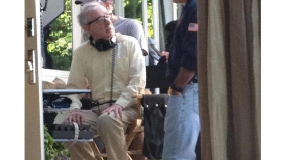Fotografía sin fecha específica de toma publicada por los demócratas del Comité de Supervisión de la Cámara Baja (Oversight Dems) donde aparece Jeffrey Epstein (d) hablando con el director de cine Woody Allen (i). 