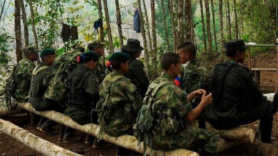 Petro enfrenta críticas tras bombardeos con menores muertos y un reclutamiento infantil que crece 300 %.