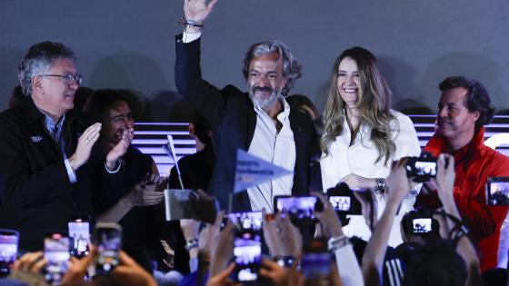 El aspirante a la Presidencia de Colombia Juan Daniel Oviedo (c-i) saluda durante la celebración de la senadora y candidata del partido uribista Centro Democrático a la presidencia de Colombia, Paloma Valencia (c-d), quien ganó 'La gran consulta por Colombia' este domingo, en Bogotá (Colombia). 